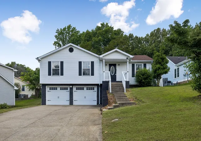 Photo 1 of Single family home for sale at 130 S Richview Rd, Clarksville, TN 37043 | MLS# 3255951 | Listing updated on 2026-09-11