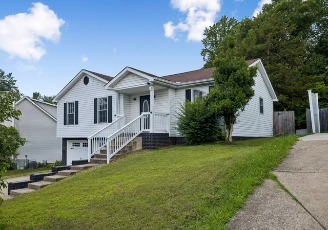 Photo 2 of Single family home for sale at 130 S Richview Rd, Clarksville, TN 37043 | MLS# 3255951 | Listing updated on 2026-09-11