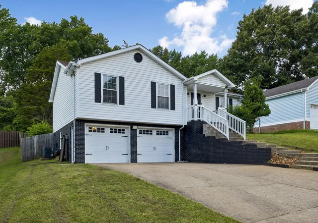 Photo 3 of Single family home for sale at 130 S Richview Rd, Clarksville, TN 37043 | MLS# 3255951 | Listing updated on 2026-09-11