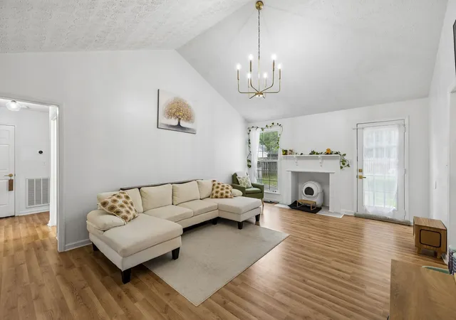 Photo 4 of Single family home for sale at 130 S Richview Rd, Clarksville, TN 37043 | MLS# 3255951 | Listing updated on 2026-09-11