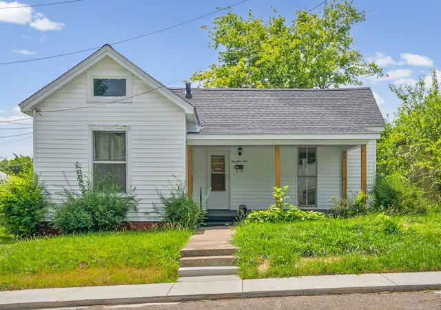 Photo 1 of Single family home for sale at 114 S Clay St, Hopkinsville, KY 42240 | MLS# 3256382 | Listing updated on 2026-09-29