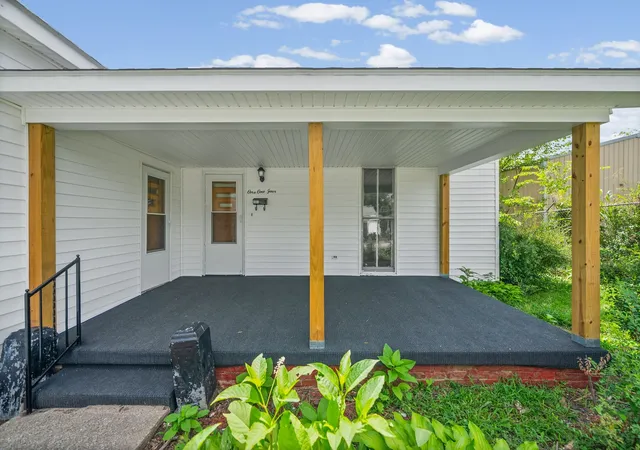 Photo 2 of Single family home for sale at 114 S Clay St, Hopkinsville, KY 42240 | MLS# 3256382 | Listing updated on 2026-09-29