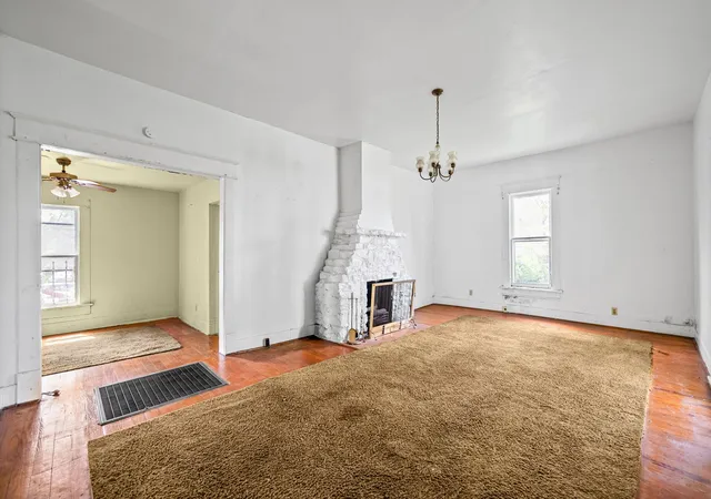 Photo 3 of Single family home for sale at 114 S Clay St, Hopkinsville, KY 42240 | MLS# 3256382 | Listing updated on 2026-09-29