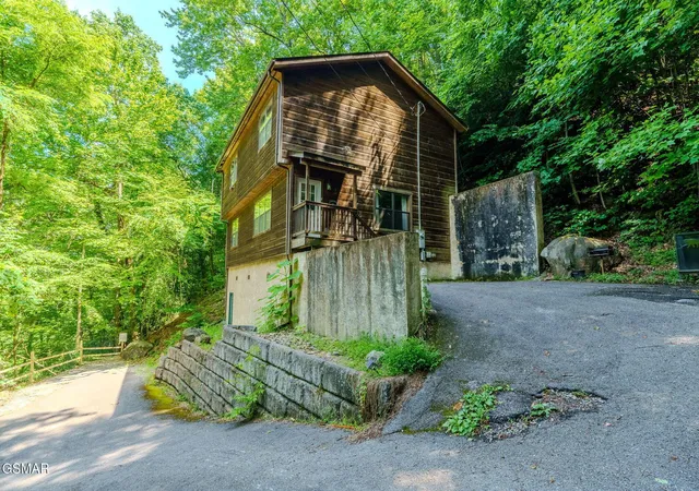 Photo 1 of Single family home for sale at 933 Ski Mountain Rd, Gatlinburg, TN 37738 | MLS# 3591671 | Listing updated on 2026-09-14