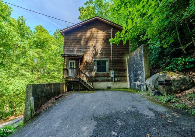 Photo 2 of Single family home for sale at 933 Ski Mountain Rd, Gatlinburg, TN 37738 | MLS# 3591671 | Listing updated on 2026-09-14