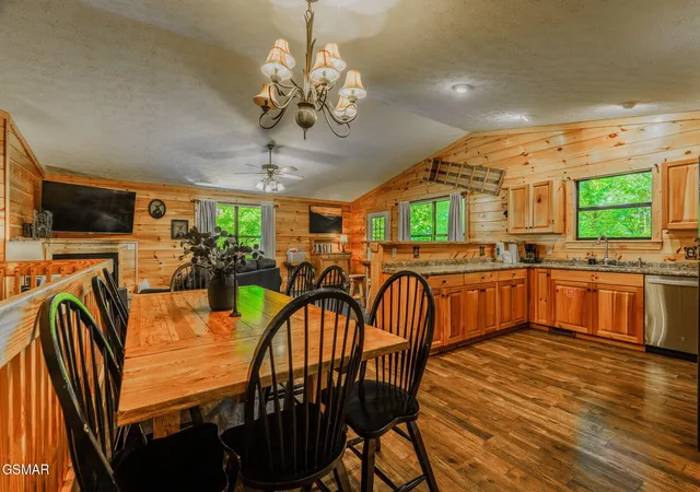Photo 3 of Single family home for sale at 933 Ski Mountain Rd, Gatlinburg, TN 37738 | MLS# 3591671 | Listing updated on 2026-09-14