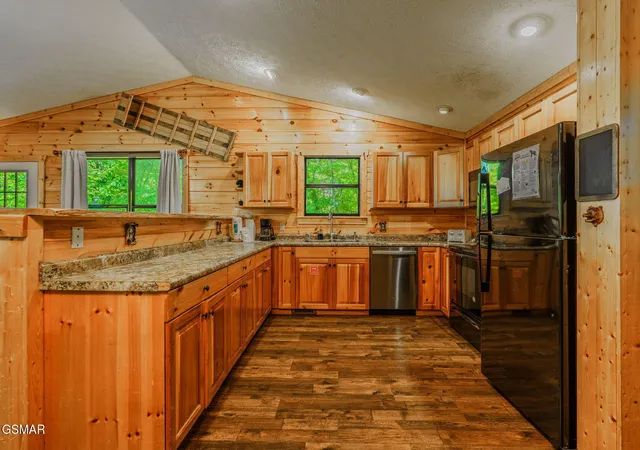 Photo 3 of Single family home for sale at 933 Ski Mountain Rd, Gatlinburg, TN 37738 | MLS# 3591671 | Listing updated on 2026-09-14