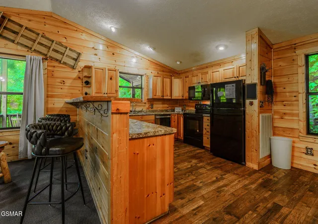 Photo 4 of Single family home for sale at 933 Ski Mountain Rd, Gatlinburg, TN 37738 | MLS# 3591671 | Listing updated on 2026-09-14