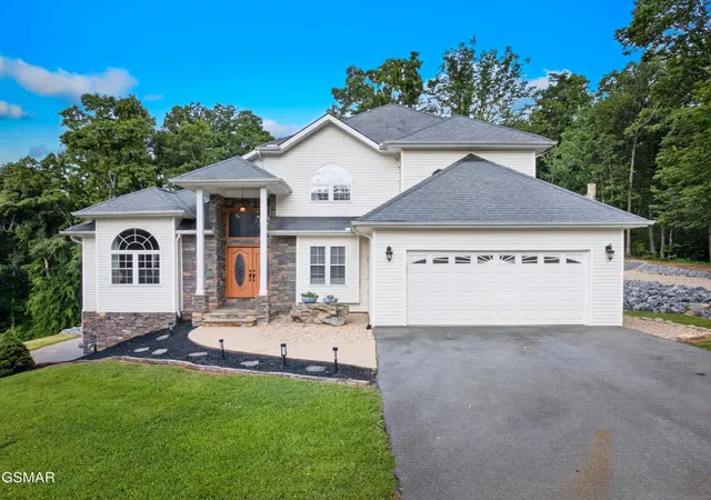 Photo 1 of Single family home for sale at 917 Crickett Dr, Dandridge, TN 37725 | MLS# 3299397 | Listing updated on 2026-09-11