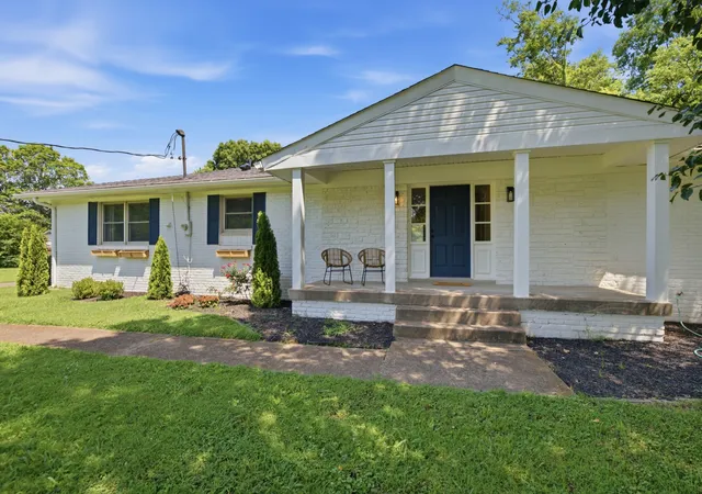 Photo 3 of Single family home for sale at 202 Harpeth Hills Dr, Franklin, TN 37069 | MLS# 3510432 | Listing updated on 2026-09-11