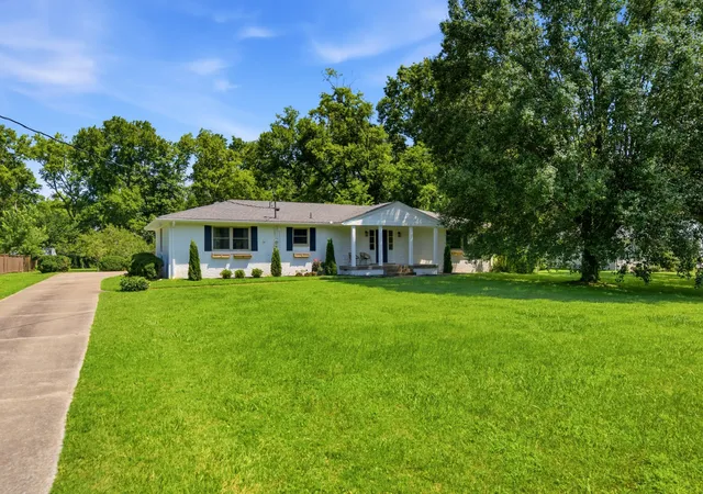 Photo 3 of Single family home for sale at 202 Harpeth Hills Dr, Franklin, TN 37069 | MLS# 3510432 | Listing updated on 2026-09-11