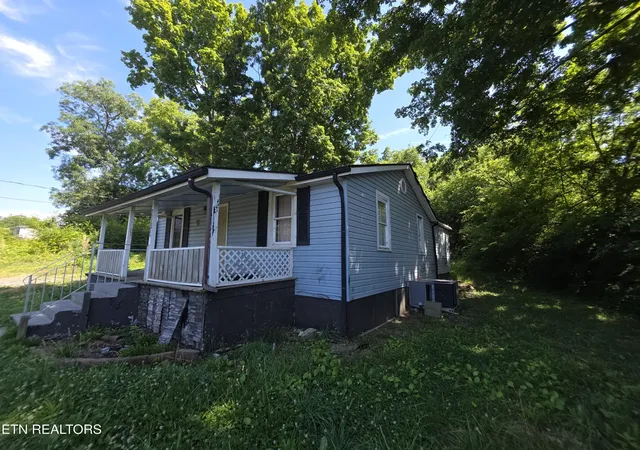 Photo 2 of Single family home for sale at 1101 Beardshire St, Sweetwater, TN 37874 | MLS# 3261402 | Listing updated on 2026-09-12