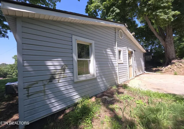 Photo 3 of Single family home for sale at 1101 Beardshire St, Sweetwater, TN 37874 | MLS# 3261402 | Listing updated on 2026-09-12