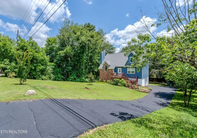 Photo 3 of Single family home for sale at 10112 Lonesome Pine Dr, Knoxville, TN 37932 | MLS# 3509918 | Listing updated on 2026-09-15
