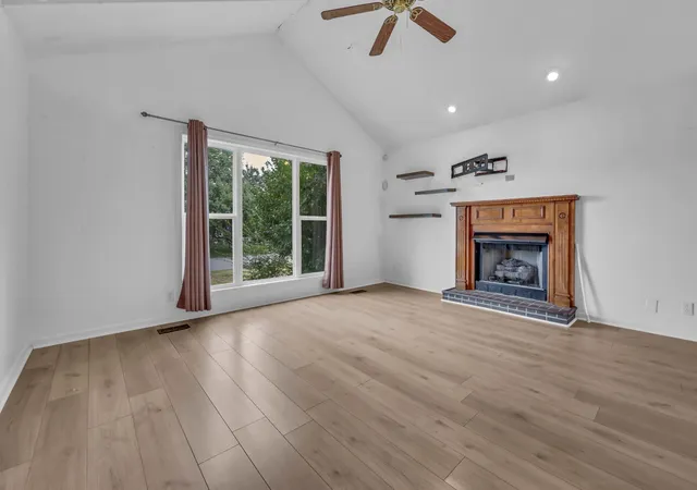 Photo 2 of Single family home for sale at 312 Broadmore Dr, Clarksville, TN 37042 | MLS# 3268549 | Listing updated on 2026-10-27