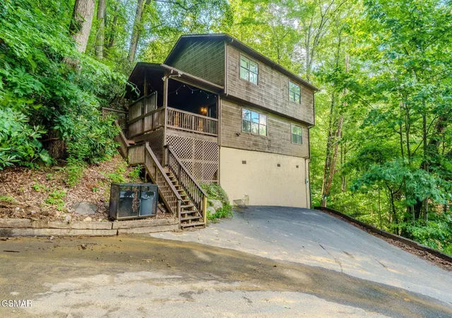 Photo 1 of Single family home for sale at 937 Ski Mountain Rd, Gatlinburg, TN 37738 | MLS# 3591692 | Listing updated on 2026-09-14