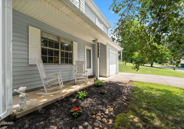 Photo 3 of Single family home for sale at 3709 Holgate Ln, Powell, TN 37849 | MLS# 3288524 | Listing updated on 2026-09-24