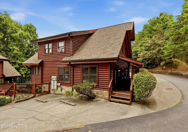 Photo 2 of Single family home for sale at 727 Golf View Blvd, Pigeon Forge, TN 37863 | MLS# 3269934 | Listing updated on 2026-09-11