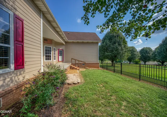 Photo 4 of Single family home for sale at 1833 Edward Dr, Sevierville, TN 37876 | MLS# 3545634 | Listing updated on 2026-09-24