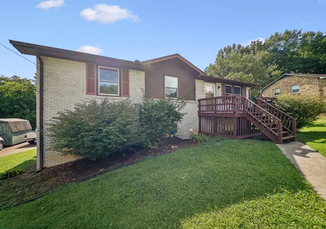 Photo 2 of Single family home for sale at 127 Lynhurst Cir, Hendersonville, TN 37075 | MLS# 3279257 | Listing updated on 2026-09-11