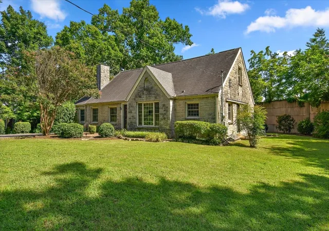 Photo 3 of Single family home for sale at 2011 Cedar Ln, Nashville, TN 37212 | MLS# 3285765 | Listing updated on 2026-09-15