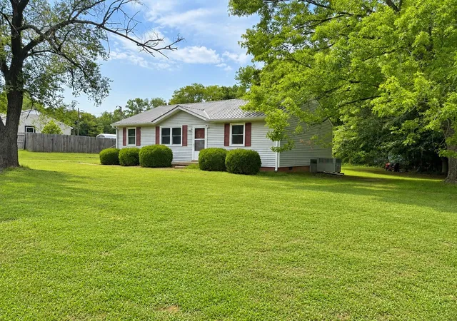 Photo 2 of Single family home for sale at 307 Barkwood Dr, Clarksville, TN 37040 | MLS# 3288023 | Listing updated on 2026-09-10