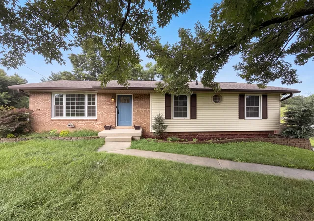 Photo 1 of Single family home for sale at 102 S Valley Rd, Hendersonville, TN 37075 | MLS# 3285474 | Listing updated on 2026-09-15