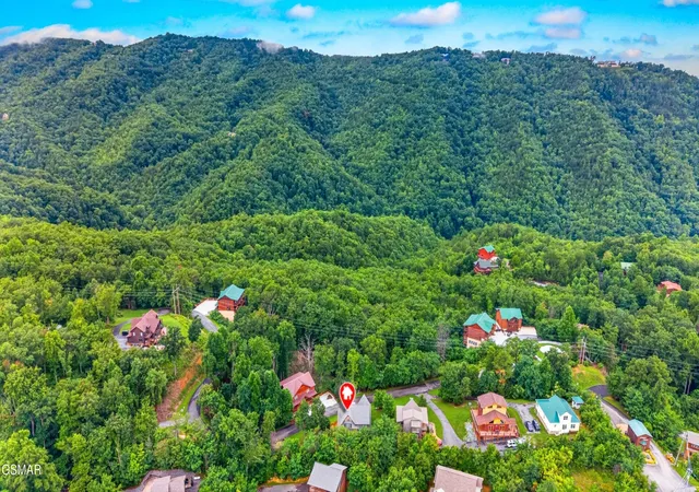 Photo 3 of Single family home for sale at 815 Wattle Blossom Dr, Gatlinburg, TN 37738 | MLS# 3299377 | Listing updated on 2026-09-11