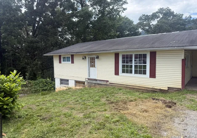 Photo 3 of Single family home for sale at 211 S Oak St, Whitwell, TN 37397 | MLS# 3285666 | Listing updated on 2026-09-11