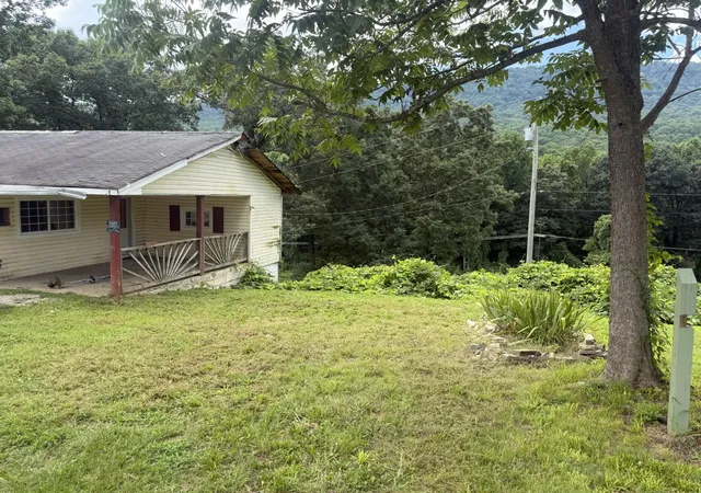 Photo 3 of Sale Pending at 211 S Oak St, Whitwell, TN 37397 | MLS# 3285666 | Listing updated on 2026-09-25
