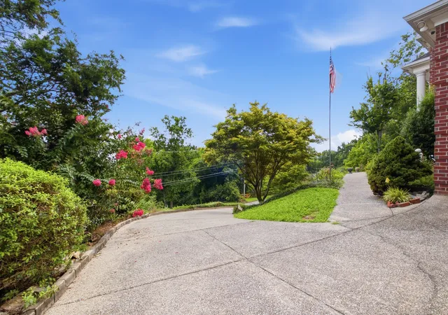 Photo 4 of Single family home for sale at 7813 Indian Springs Dr, Nashville, TN 37221 | MLS# 3305037 | Listing updated on 2026-09-14