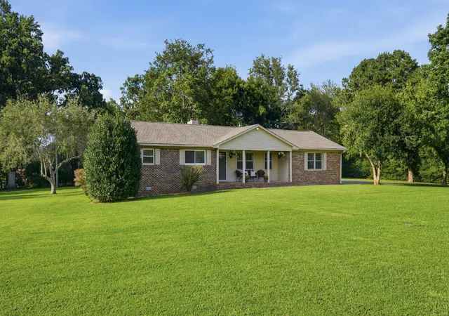 Photo 1 of Single family home for sale at 101 Royal Oak Dr, Winchester, TN 37398 | MLS# 3294985 | Listing updated on 2026-09-11
