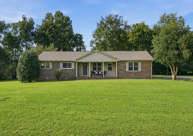 Photo 2 of Single family home for sale at 101 Royal Oak Dr, Winchester, TN 37398 | MLS# 3294985 | Listing updated on 2026-09-11