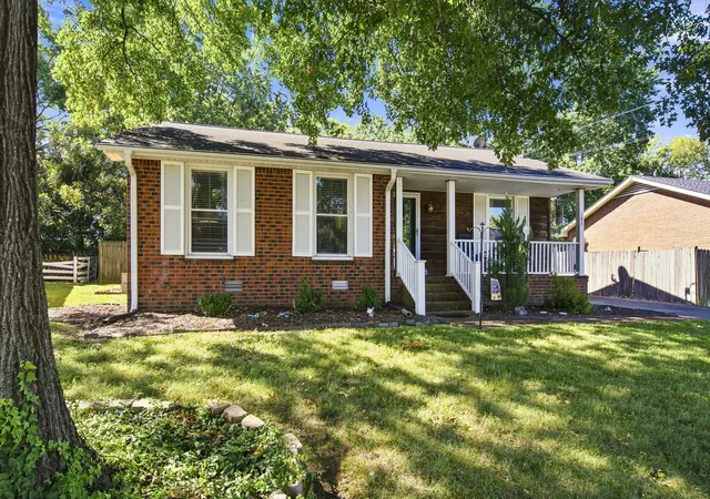 Photo 3 of Sale Pending at 103 Glen Oak Ct W, Hendersonville, TN 37075 | MLS# 3518989 | Listing updated on 2026-09-21