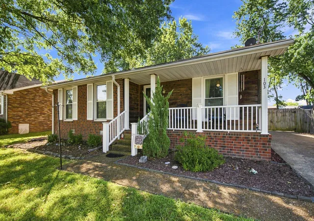 Photo 3 of Sale Pending at 103 Glen Oak Ct W, Hendersonville, TN 37075 | MLS# 3518989 | Listing updated on 2026-09-21