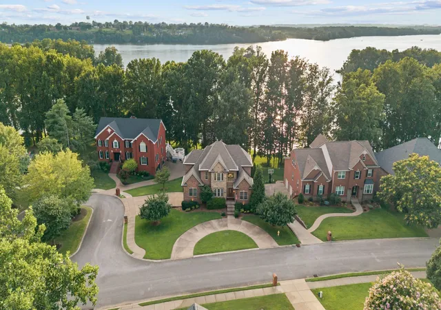 Photo 1 of Single family home for sale at 100 Lakecrest Cir, Hendersonville, TN 37075 | MLS# 3304719 | Listing updated on 2026-09-14