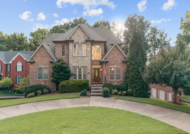 Photo 2 of Single family home for sale at 100 Lakecrest Cir, Hendersonville, TN 37075 | MLS# 3304719 | Listing updated on 2026-09-14
