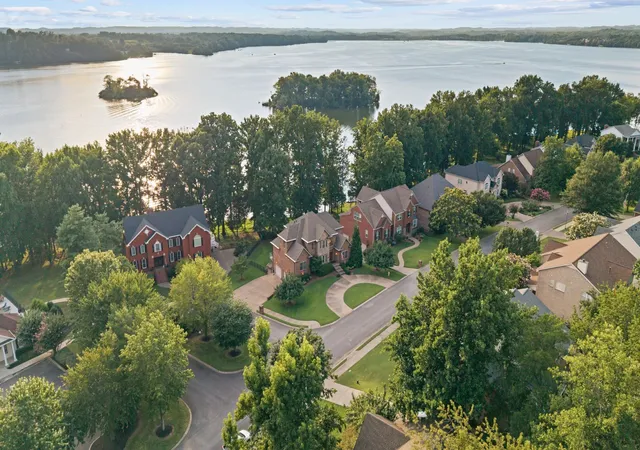 Photo 3 of Single family home for sale at 100 Lakecrest Cir, Hendersonville, TN 37075 | MLS# 3304719 | Listing updated on 2026-09-14