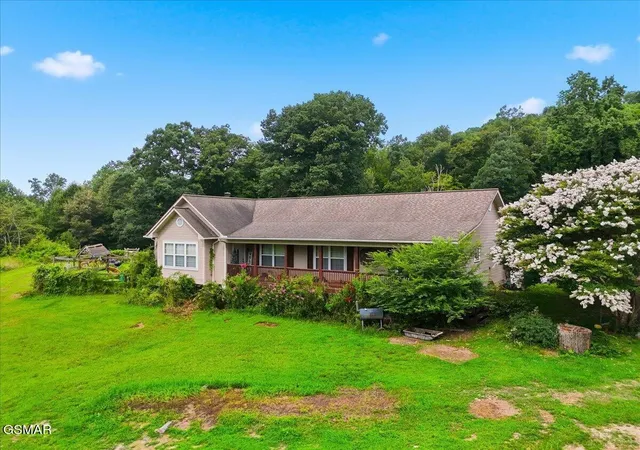 Photo 3 of Single family home for sale at 1055 Swannsylvania Rd, Dandridge, TN 37725 | MLS# 3591734 | Listing updated on 2026-09-22