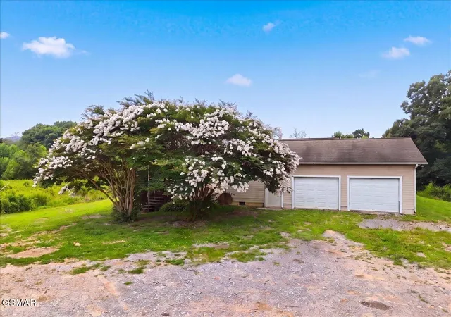 Photo 3 of Single family home for sale at 1055 Swannsylvania Rd, Dandridge, TN 37725 | MLS# 3591734 | Listing updated on 2026-09-22