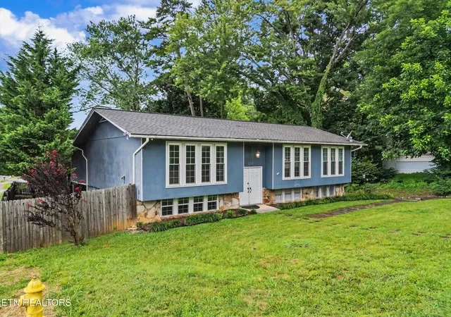 Photo 3 of Single family home for sale at 1201 Foxcrolf Dr, Knoxville, TN 37923 | MLS# 3544591 | Listing updated on 2026-10-08