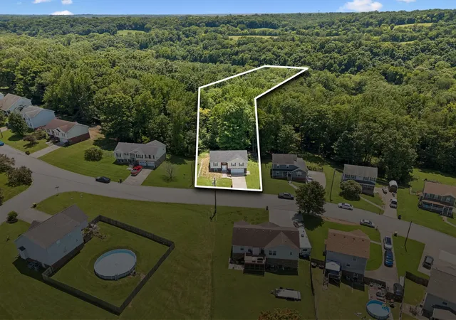 Photo 2 of Single family home for sale at 827 Sugarcane Way, Clarksville, TN 37040 | MLS# 3305947 | Listing updated on 2026-09-12