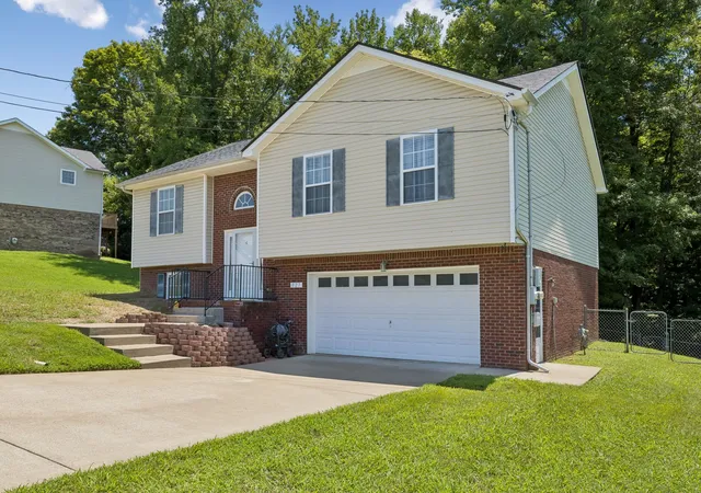 Photo 3 of Single family home for sale at 827 Sugarcane Way, Clarksville, TN 37040 | MLS# 3305947 | Listing updated on 2026-09-12