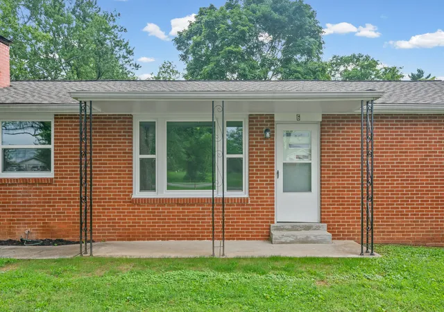 Photo 3 of Sale Pending at 6 Sevier St, Clarksville, TN 37042 | MLS# 3309102 | Listing updated on 2026-09-11