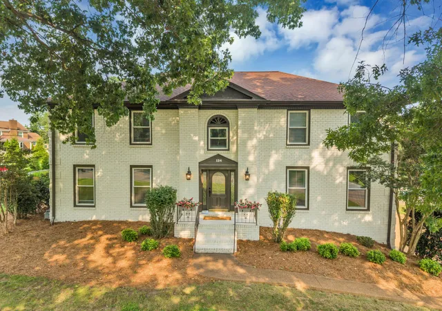 Photo 2 of Single family home for sale at 124 Jefferson Dr, Hendersonville, TN 37075 | MLS# 3306457 | Listing updated on 2026-10-05