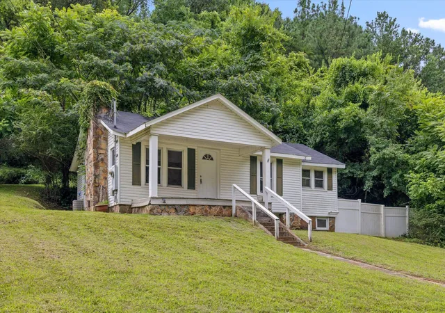 Photo 1 of Single family home for sale at 215 Glendale Dr, Chattanooga, TN 37405 | MLS# 3306349 | Listing updated on 2026-10-15