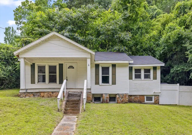 Photo 2 of Single family home for sale at 215 Glendale Dr, Chattanooga, TN 37405 | MLS# 3306349 | Listing updated on 2026-10-15