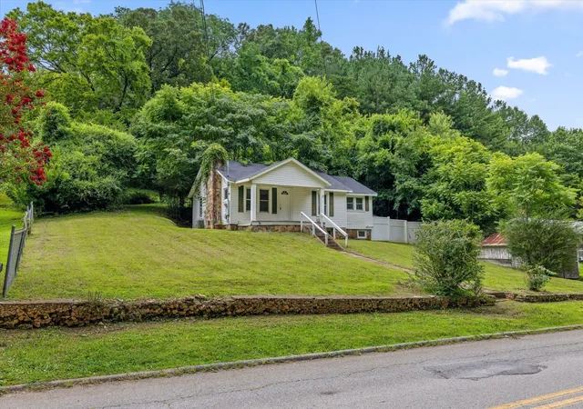 Photo 3 of Single family home for sale at 215 Glendale Dr, Chattanooga, TN 37405 | MLS# 3306349 | Listing updated on 2026-10-15