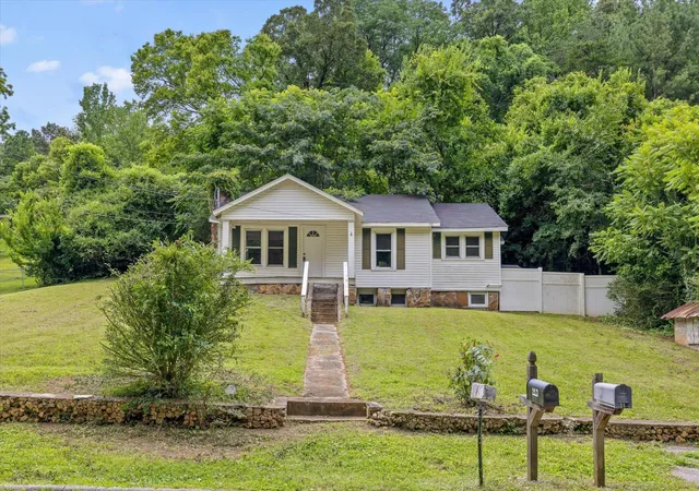Photo 3 of Single family home for sale at 215 Glendale Dr, Chattanooga, TN 37405 | MLS# 3306349 | Listing updated on 2026-10-23