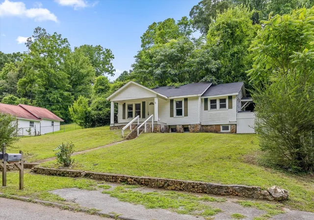 Photo 4 of Single family home for sale at 215 Glendale Dr, Chattanooga, TN 37405 | MLS# 3306349 | Listing updated on 2026-10-23